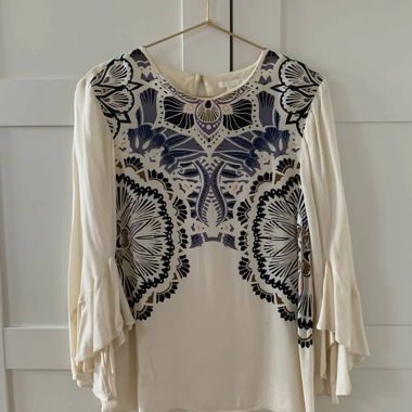 Weisse Bluse mit blauen Ornamenten,Trompetenärmeln