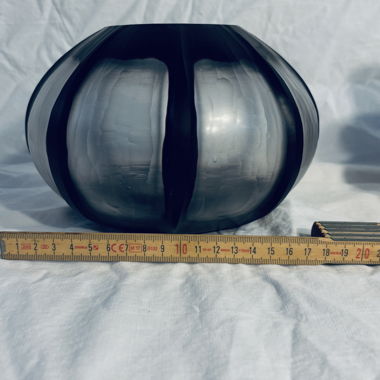 Vaso in vetro nero, di forma sferica