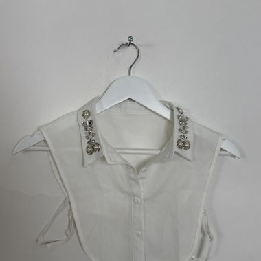 Top bianco con colletto decorato