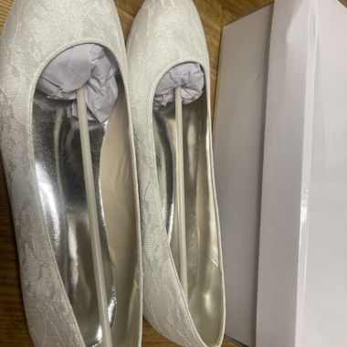 Weiße Damenpumps mit Box