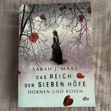1° volume della serie «A Court Of Thorns and Roses» in tedesco