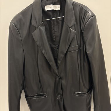 Blazer aus schwarzem Kunstleder