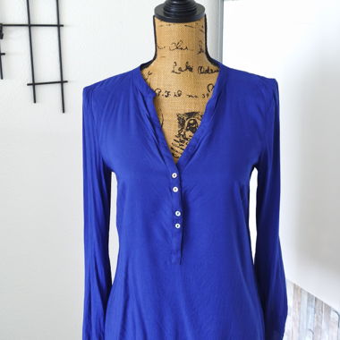 Camicia da donna blu con scollo a V