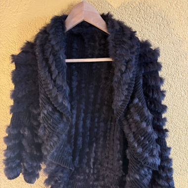 Jacke aus schwarzem Kunstfell