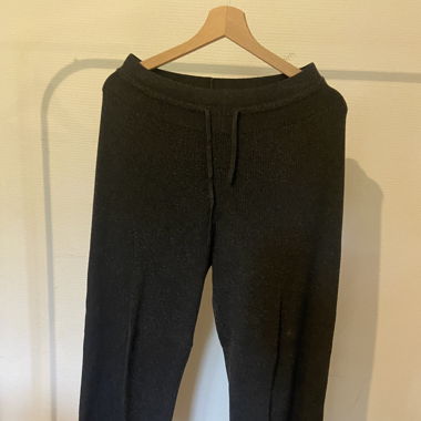 dark grey sweatpants 