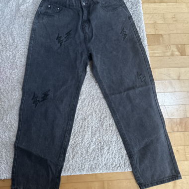 Jeans neri baggy con ricamo