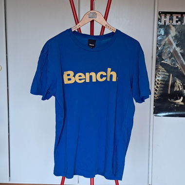 T-shirt Bench blu, logo giallo, XL