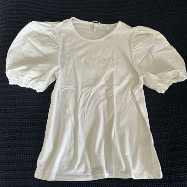 Haut blanc à manches bouffantes