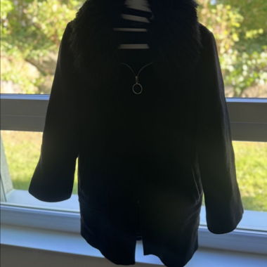 Cappotto primaverile Zara con colletto in pelliccia nera, taglia M