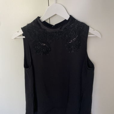 Top nero con pizzo