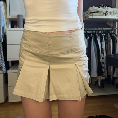Beige pleated mini skirt