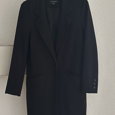 Schwarzer Mantel