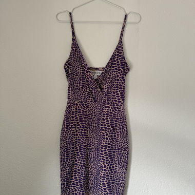 Robe moulante violette à bretelles fines
