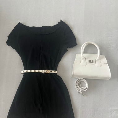 Kurzes Kleidchen und Tasche