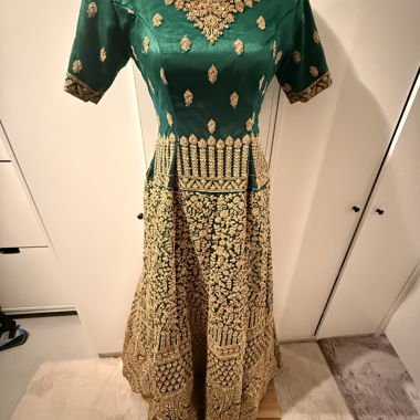 Grunes besticktes Festkleid