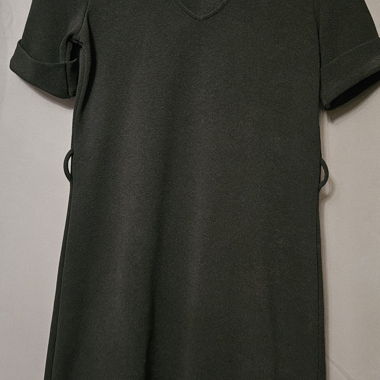 Robe noire à encolure en V