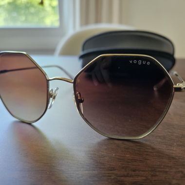 Lunettes de soleil Vogue avec étui