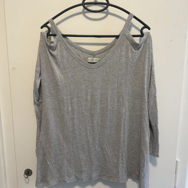 Graues Cold-Shoulder Langarmshirt