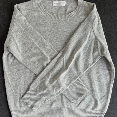 Grauer Strickpullover