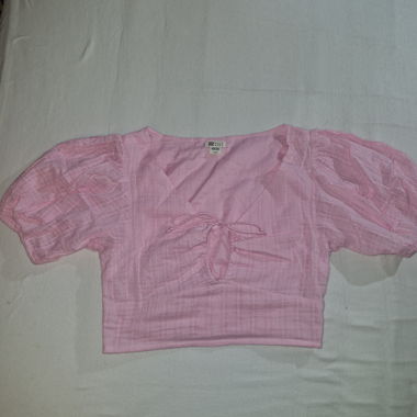 Top rosa con maniche a sbuffo