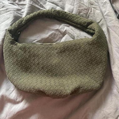 Borsa hobo in suede intrecciato verde