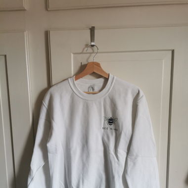 Weisser Pullover "bee kind" 