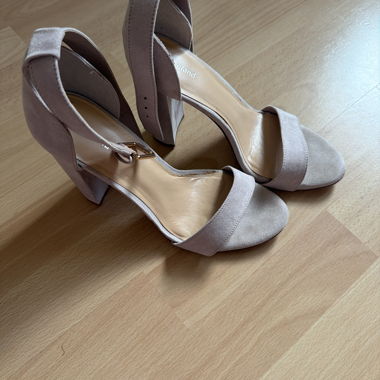 Sandali beige con tacco a blocco