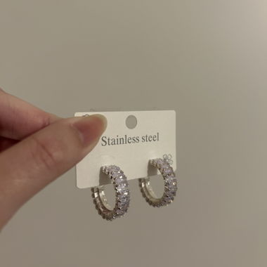 Boucles d'oreilles créoles argentées avec zircons