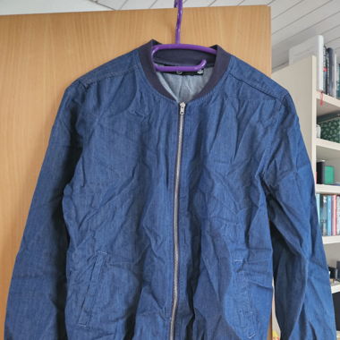Dünne Bomberjacke in Jeanspotik