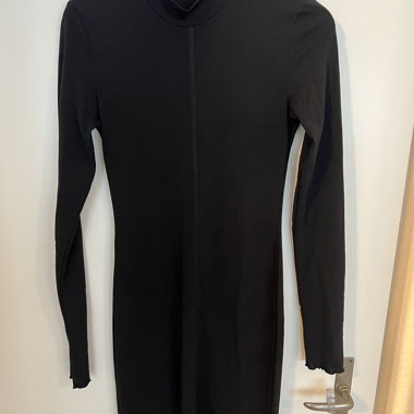 Robe noire à manches longues