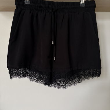 Pantaloncini neri in pizzo