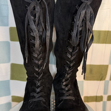Schwarze Lace-Up Boots mit Ketten-Detail