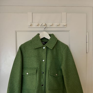 Kurze grüne Jacke von Zara Grösse M