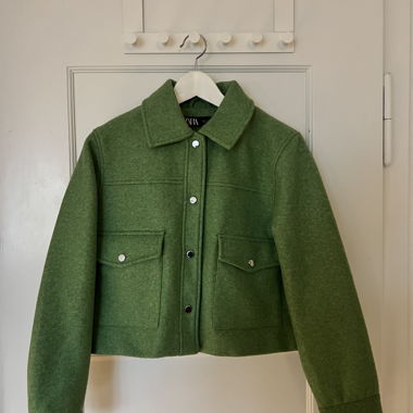 Kurze grüne Jacke von Zara Grösse M