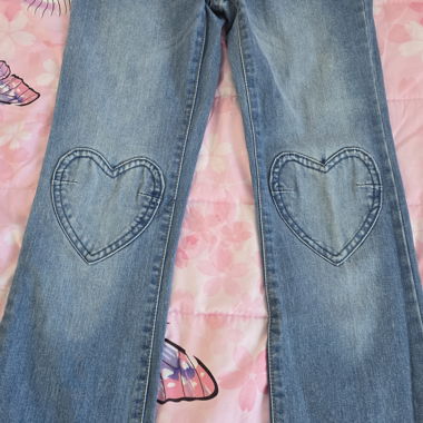 Jeans pour enfants avec patchs en forme de cœur