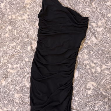 Robe noire asymétrique une épaule
