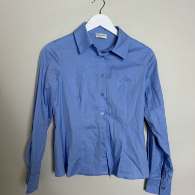 Camicia blu con bottoni
