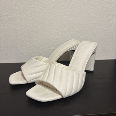 Weiße Mule-Sandalen mit Absatz