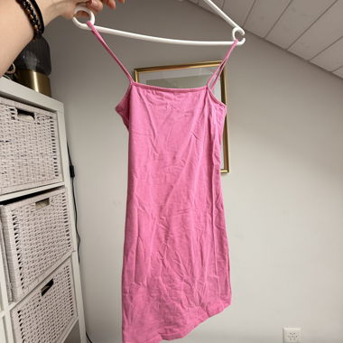 Robe rose à fines bretelles