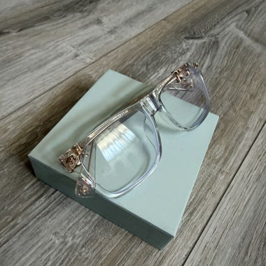 Transparente Brille mit Golddetails