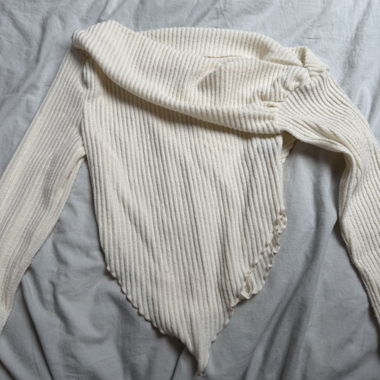 Cream ribbed sweater with pointed hem