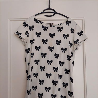Kleid mit Schleifenmuster / Robe à motifs nœuds
