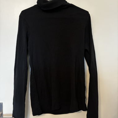 Schwarzer Rollkragenpullover