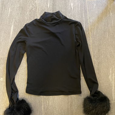 Haut noir avec manches à fourrure