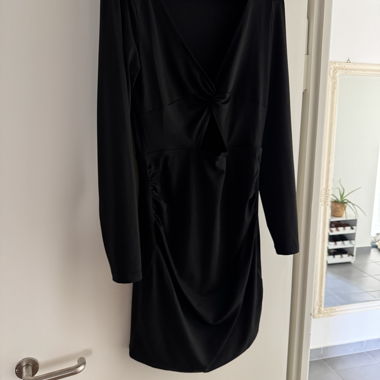 Mini-robe noire avec découpe