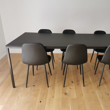 Stylischer Esstisch und Stühle