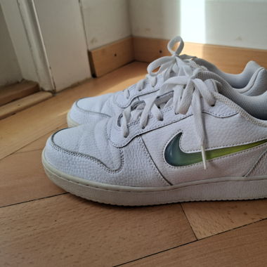 Nike Ebernon low, swoosh in grün Verlauf