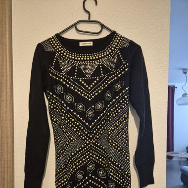 Robe pull avec motifs incrustés