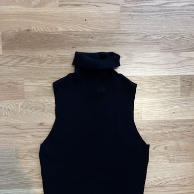 Crop top nero a collo alto a coste