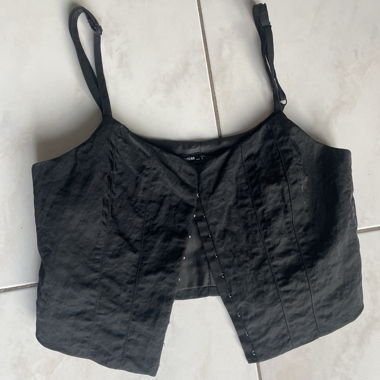 Schwarzes Crop-Top mit Trägern